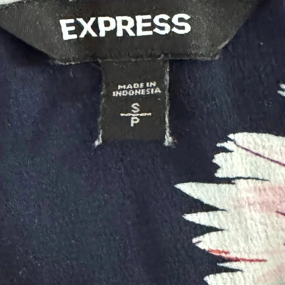 EXPRESS Split Neck Blouse Navy Floral Shirt Short Sleeve Top Women’s Small - Picture 6 of 9